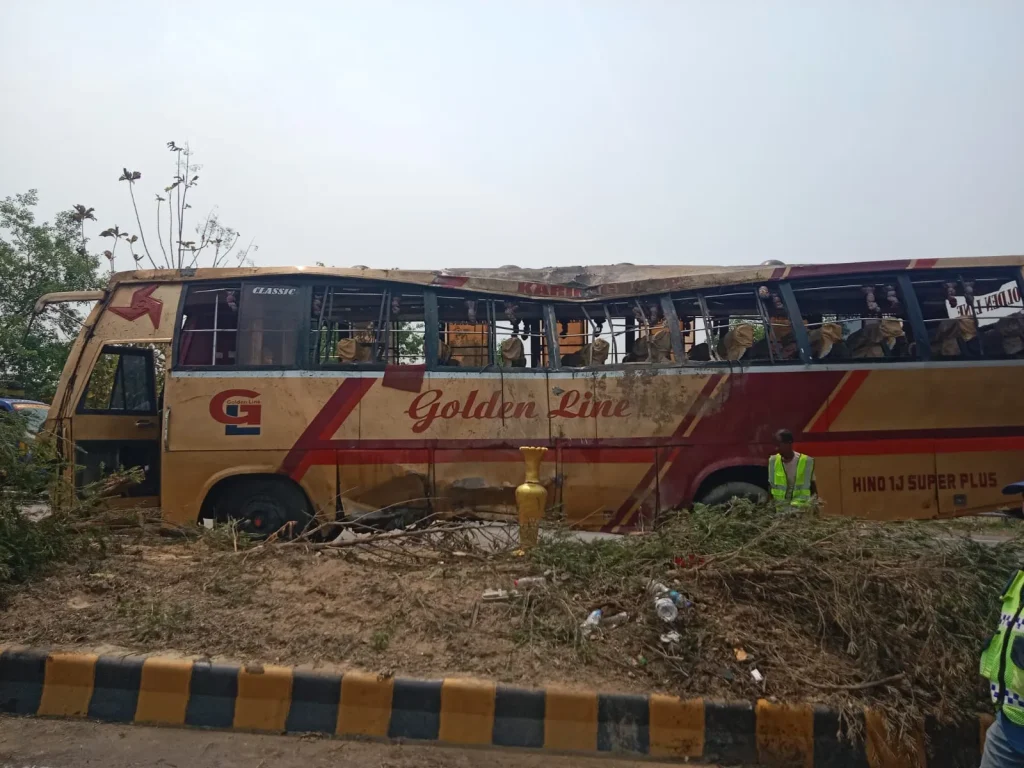 হরমুজ প্রণালিতে বাণিজ্যিক জাহাজে গুলি ২