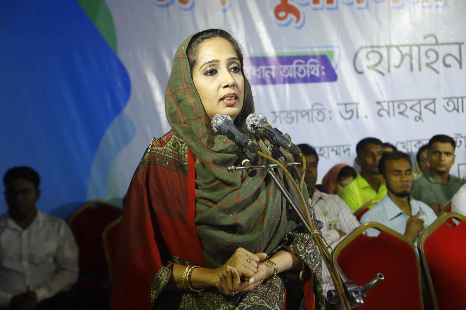 এই মেয়ে! তোমরা বাইরে কেন?