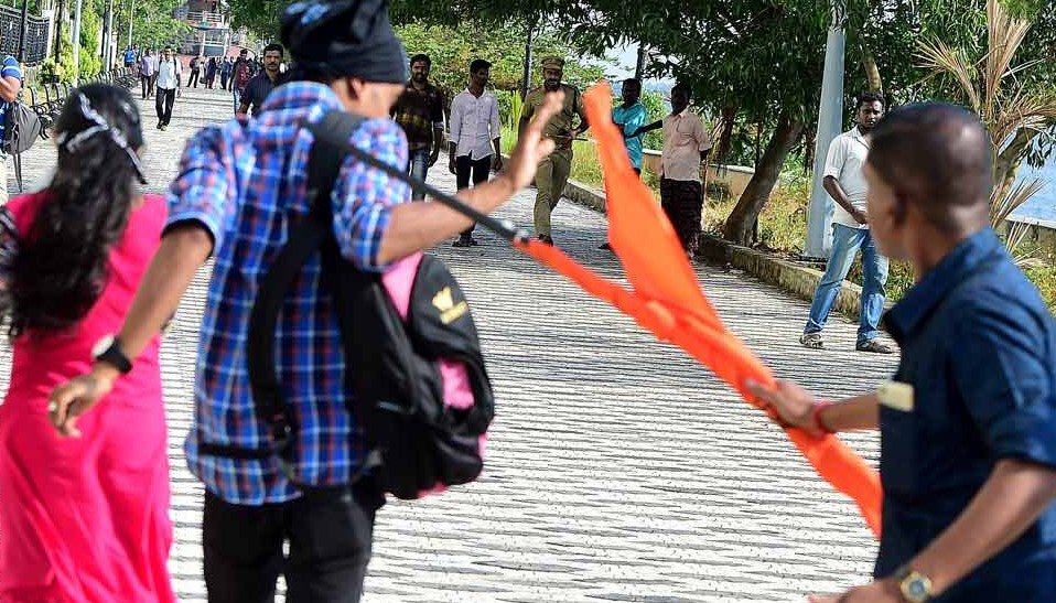 মোরাল পুলিশিং এর নামে জবরদস্তি ইসলামসম্মত নয়